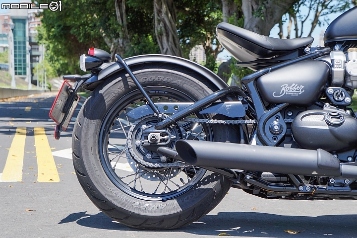 2018 TRIUMPH Bonneville Bobber Black 專屬騎士的黑色美學
