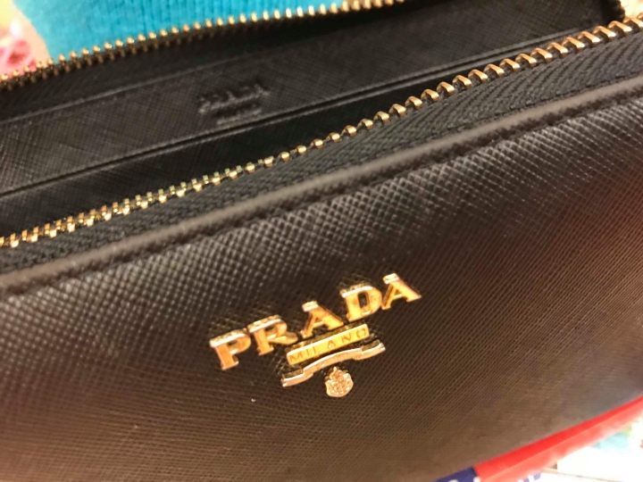 求鑑定prada錢包真偽