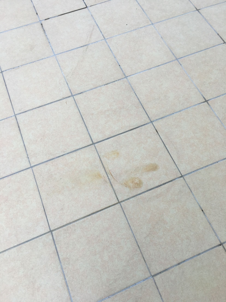 地板磁磚有洗不起來的鐵銹和油汙，有什麼辦法處理？