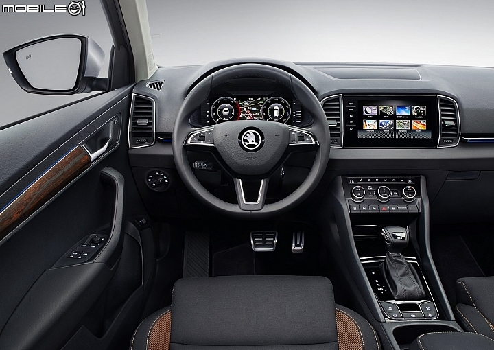 Skoda Karoq Scout 擁有數位儀錶這項流行配備,並具有專屬Off-Road模式顯示,車內飾板與雙色座椅也和一般車型有所區隔 Skoda Karoq Scout 擁有數位儀錶這項流行配備,並具有專屬Off-Road模式顯示,車內飾板與雙色座椅也和一般車型有所區隔