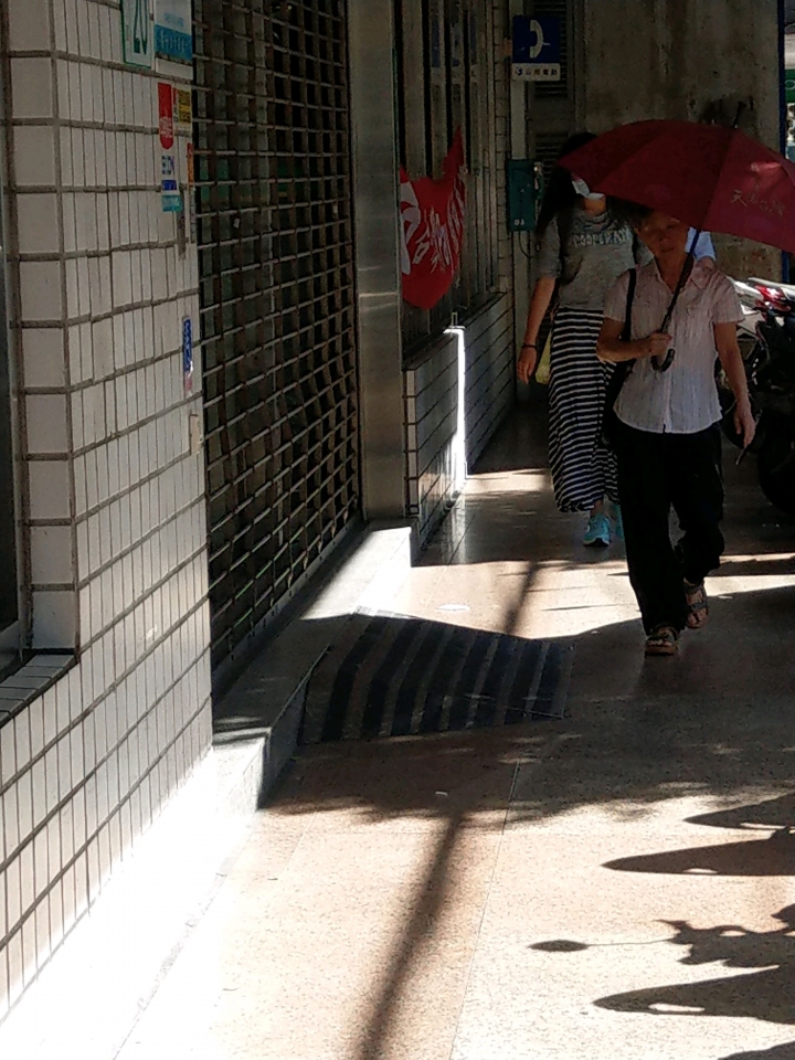 很多愛撐傘的女性很沒公德心