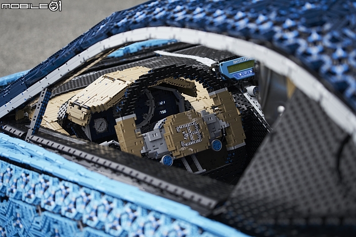 LEGO樂高打造1:1比例Bugatti Chiron-連同內裝也都精心製作,引擎內部組件就用上2304個馬達零件、4032個齒輪零件及2016個十字軸零件,使其擁有5.3hp/9.38kgm最大動力 LEGO樂高打造1:1比例Bugatti Chiron-連同內裝也都精心製作,引擎內部組件就用上2304個馬達零件、4032個齒輪零件及2016個十字軸零件,使其擁有5.3hp/9.38kgm最大動力