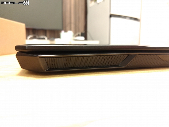 [不專業開箱] GIGABYTE SabrePro 15-W8 高質感平價電競筆電