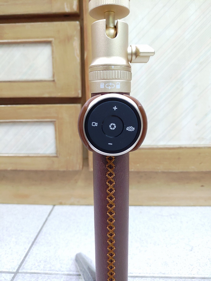 [開箱]MOMAX 藍牙皮革自拍桿 (氣憤開箱)