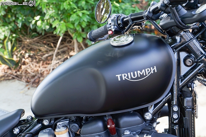 2018 TRIUMPH Bonneville Bobber Black 專屬騎士的黑色美學