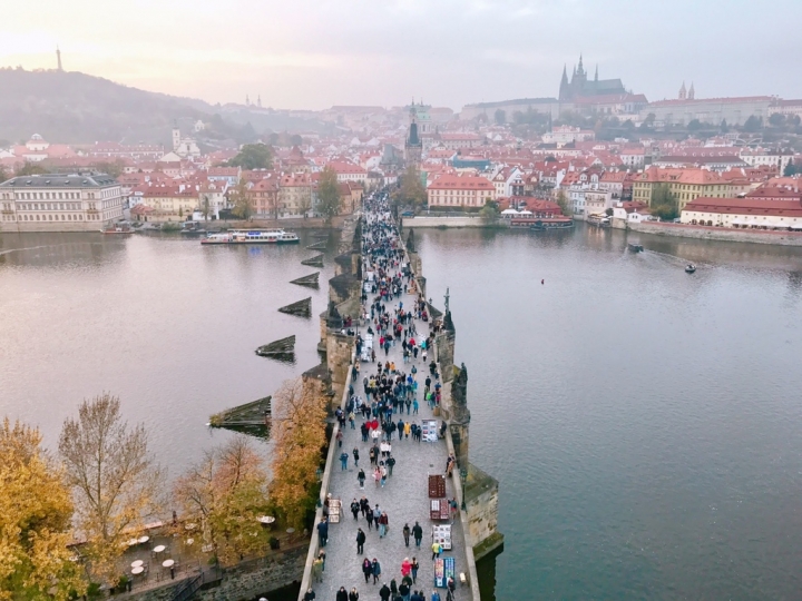 【Czech．走跳】在查理大橋聽雕像說故事&登舊城塔橋看美麗金色布拉格