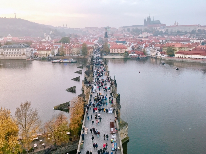 【Czech．走跳】在查理大橋聽雕像說故事&登舊城塔橋看美麗金色布拉格