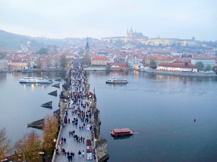 【Czech．走跳】在查理大橋聽雕像說故事&登舊城塔橋看美麗金色布拉格