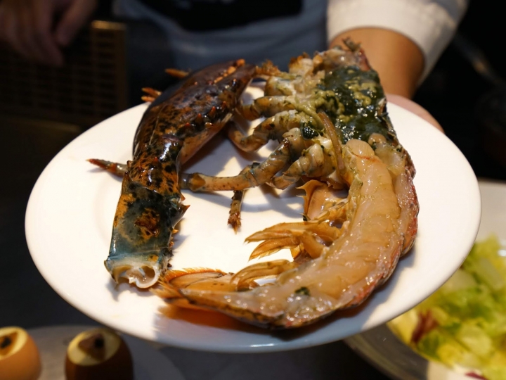 [食記] 墨賞鐵板燒。在法式時尚氛圍裡品嚐日本和牛、白蘭地櫻桃鴨胸。約會餐廳、慶生、中秋聚餐推薦--活波士頓龍蝦海陸套餐、花尾蝦海陸套餐!