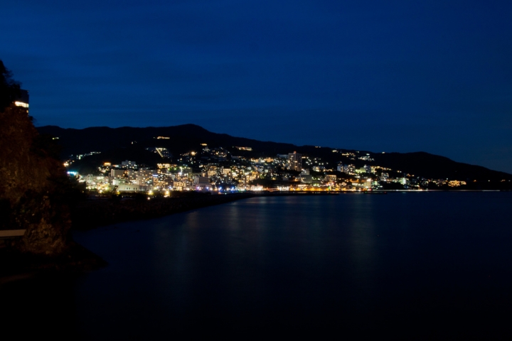 【購物。景點】靜岡 熱海 那些泡沫經濟的落日餘暉(5) 夜生活與景觀溫泉  溫泉 饅頭 豪華晚宴 美食 食記 遊記 ホテルニューアカオ アカオリゾート公国