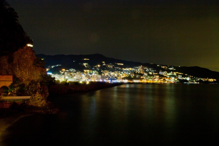 【購物。景點】靜岡 熱海 那些泡沫經濟的落日餘暉(5) 夜生活與景觀溫泉  溫泉 饅頭 豪華晚宴 美食 食記 遊記 ホテルニューアカオ アカオリゾート公国