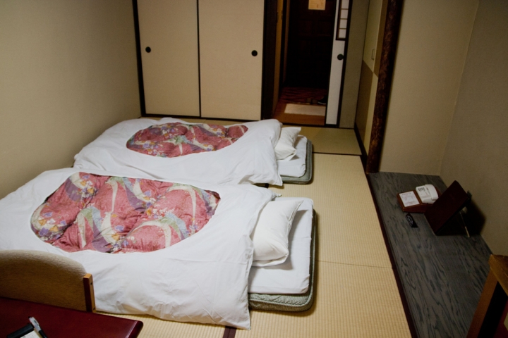 【購物。景點】靜岡 熱海 那些泡沫經濟的落日餘暉(5) 夜生活與景觀溫泉 溫泉 饅頭 豪華晚宴 美食 食記 遊記 ホテルニューアカオ アカオリゾート公国