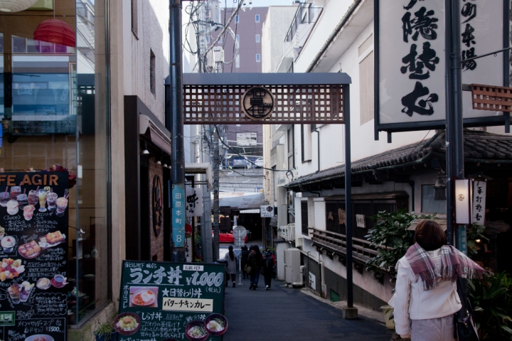 【購物。景點】靜岡 熱海 那些泡沫經濟的落日餘暉(3) 熱海車站購物逛街  溫泉 饅頭 豪華晚宴 美食 食記 購物