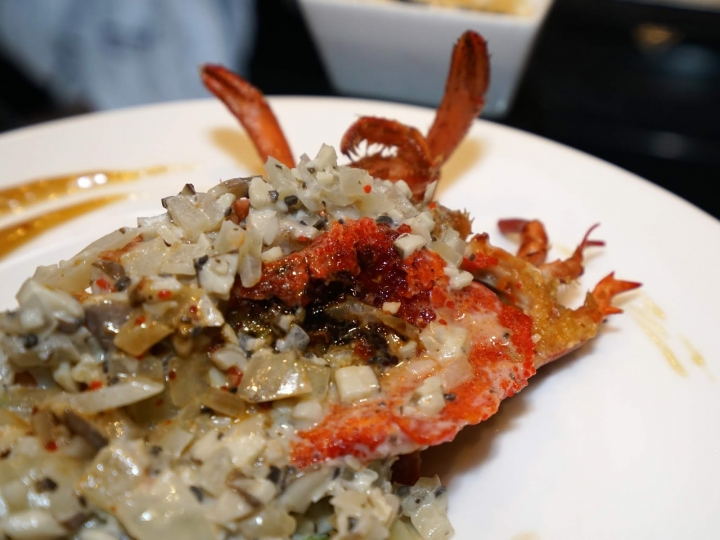 [食記] 墨賞鐵板燒。在法式時尚氛圍裡品嚐日本和牛、白蘭地櫻桃鴨胸。約會餐廳、慶生、中秋聚餐推薦--活波士頓龍蝦海陸套餐、花尾蝦海陸套餐!