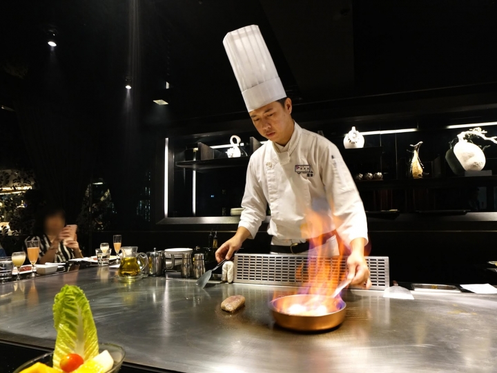 [食記] 墨賞鐵板燒。在法式時尚氛圍裡品嚐日本和牛、白蘭地櫻桃鴨胸。約會餐廳、慶生、中秋聚餐推薦--活波士頓龍蝦海陸套餐、花尾蝦海陸套餐!