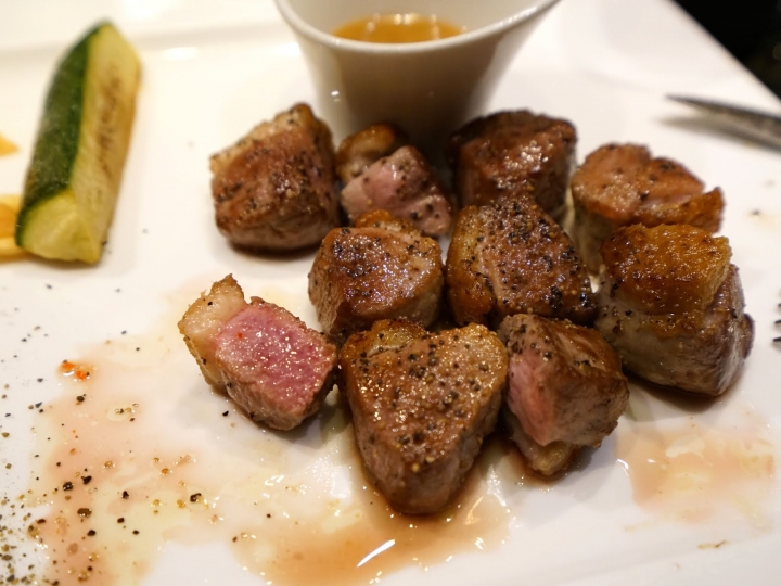 [食記] 墨賞鐵板燒。在法式時尚氛圍裡品嚐日本和牛、白蘭地櫻桃鴨胸。約會餐廳、慶生、中秋聚餐推薦--活波士頓龍蝦海陸套餐、花尾蝦海陸套餐!