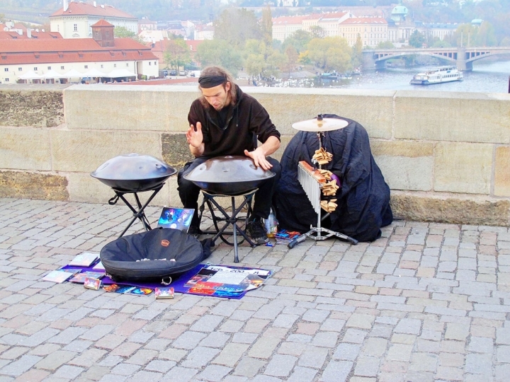 【Czech．走跳】在查理大橋聽雕像說故事&登舊城塔橋看美麗金色布拉格