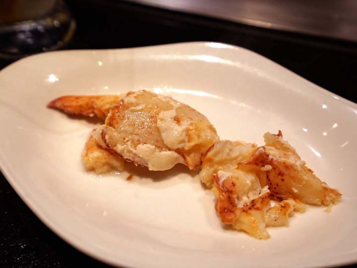 [食記] 墨賞鐵板燒。在法式時尚氛圍裡品嚐日本和牛、白蘭地櫻桃鴨胸。約會餐廳、慶生、中秋聚餐推薦--活波士頓龍蝦海陸套餐、花尾蝦海陸套餐!