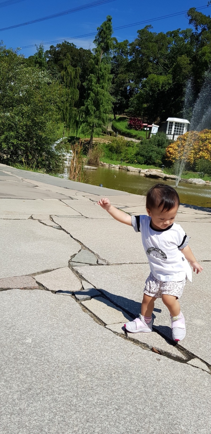 不好意思，想麻煩各位高手幫小女改成在舞台上