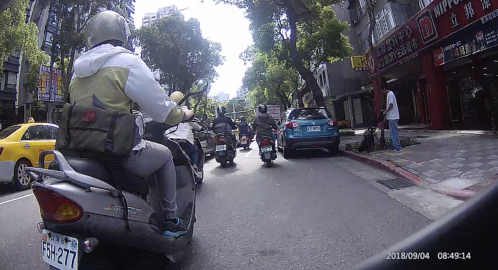太棒了 大家以後儘管停紅線吧 反正不舉發