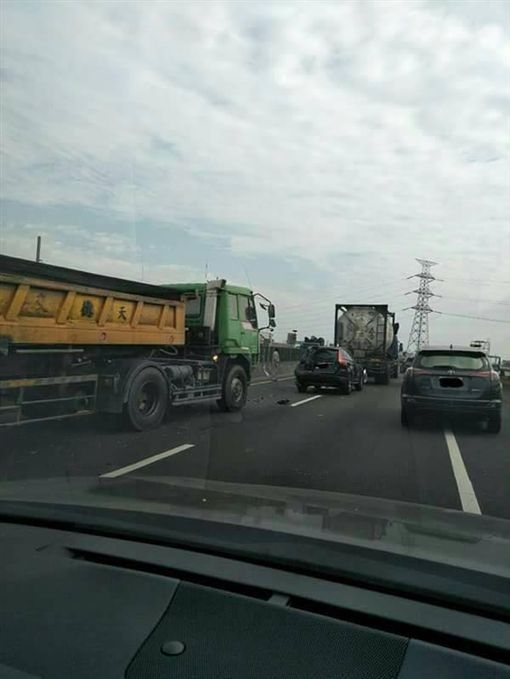 VOLVO休旅車被砂石車夾殺，但是沒有扁