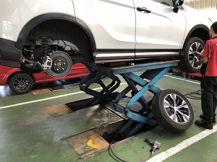 因為有她所以我有了Eclipse cross
