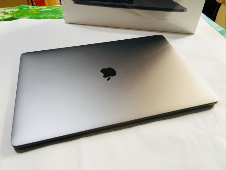 [開箱](新開箱保護套)2018 MacBook Pro 15”+Radtech鍵盤布、保護套