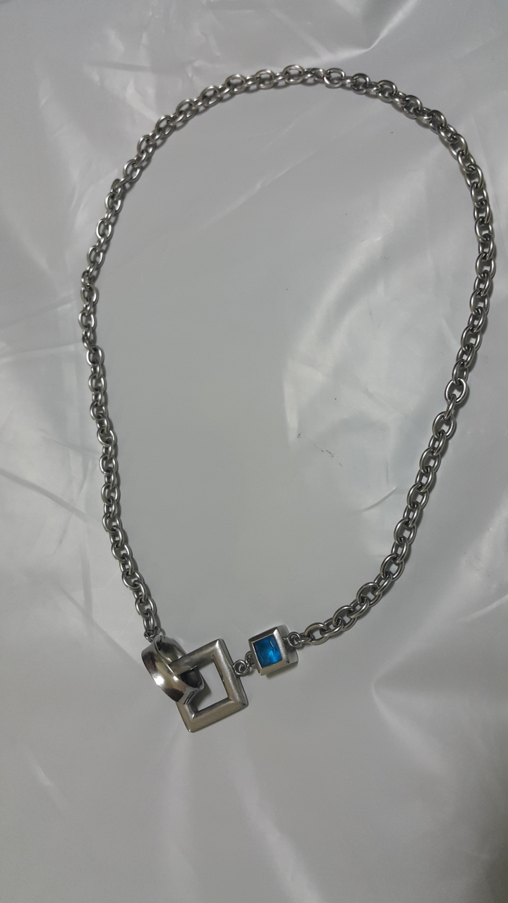 請問有人知道這款項鍊嗎？ 能否麻煩告訴我詳細名稱和資料呢，謝謝大家 ：)