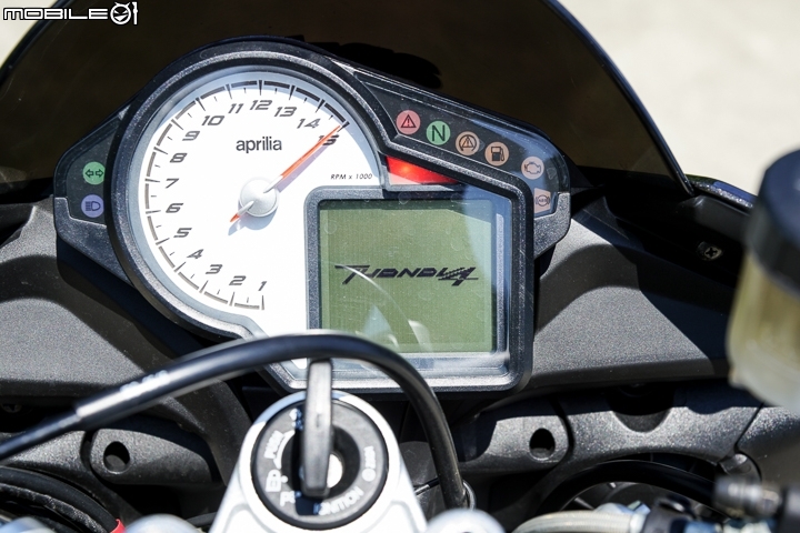aprilia Tuono V4 RR 試駕 跑車靈魂裸裝上路