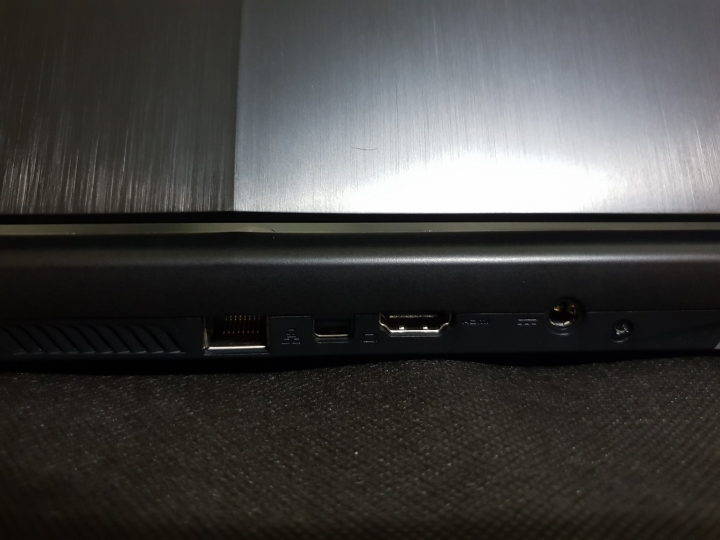 [不專業開箱]GIGABYTE SabrePro 15 高CP電競筆電