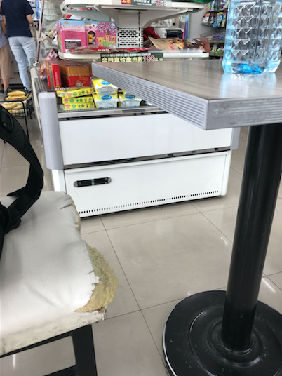 天龍人不懂台中7-11內是否有養貓？