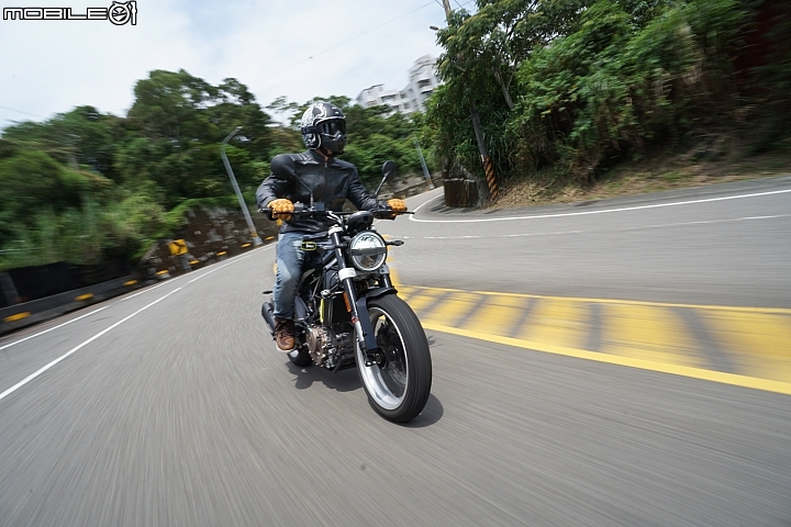 HUSQVARNA SVARTPILEN 401-騎起來頗有 HUSQVARNA SVARTPILEN 401-騎起來頗有