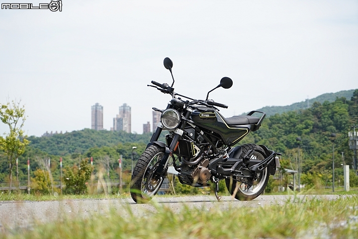 HUSQVARNA SVARTPILEN 401的廠徽正是來自槍管的瞄準器(覘孔及準星),在 1903 年正式生產的第一輛摩托車,至今已有 115 年的摩托車生產歷史 HUSQVARNA SVARTPILEN 401的廠徽正是來自槍管的瞄準器(覘孔及準星),在 1903 年正式生產的第一輛摩托車,至今已有 115 年的摩托車生產歷史
