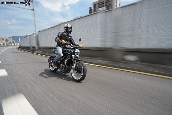 HUSQVARNA SVARTPILEN 401-就算以高檔位約莫 5,000 轉的範圍,也能輕易的帶動車身,儀錶板上顯示的油耗數據大約在 28km/L 左右(因人而異) HUSQVARNA SVARTPILEN 401-就算以高檔位約莫 5,000 轉的範圍,也能輕易的帶動車身,儀錶板上顯示的油耗數據大約在 28km/L 左右(因人而異)