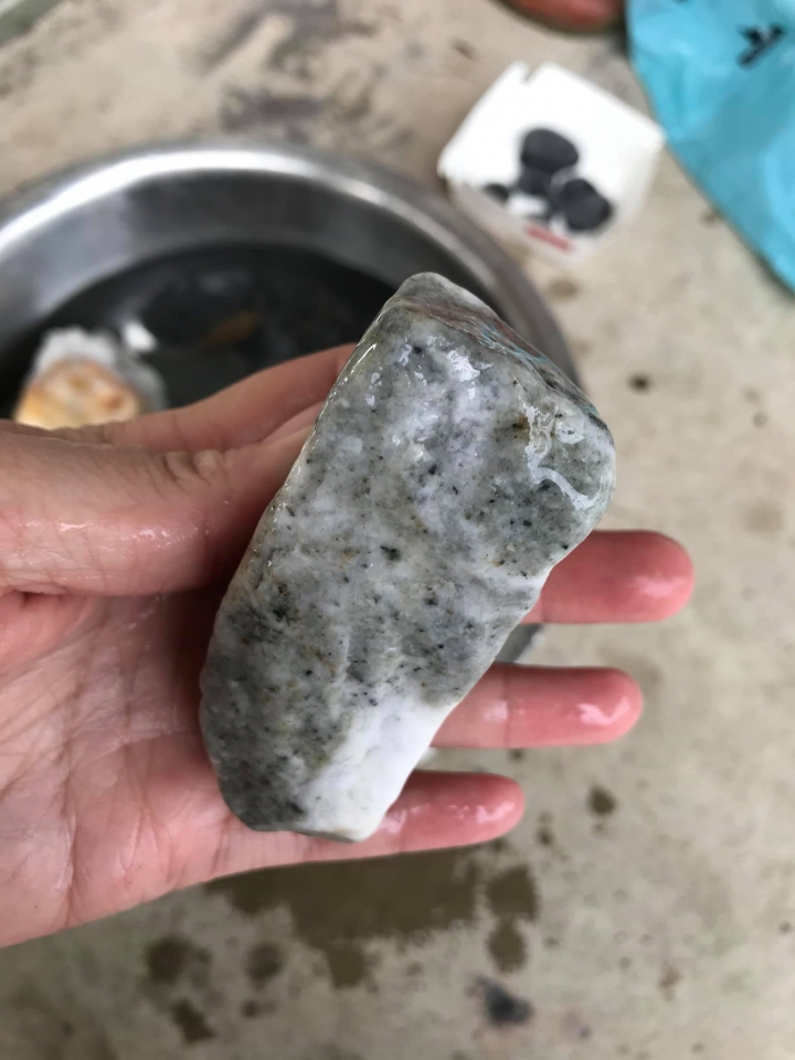 請教玉石前輩們 濁水溪檢的這些石頭都是些什麼礦石呢?