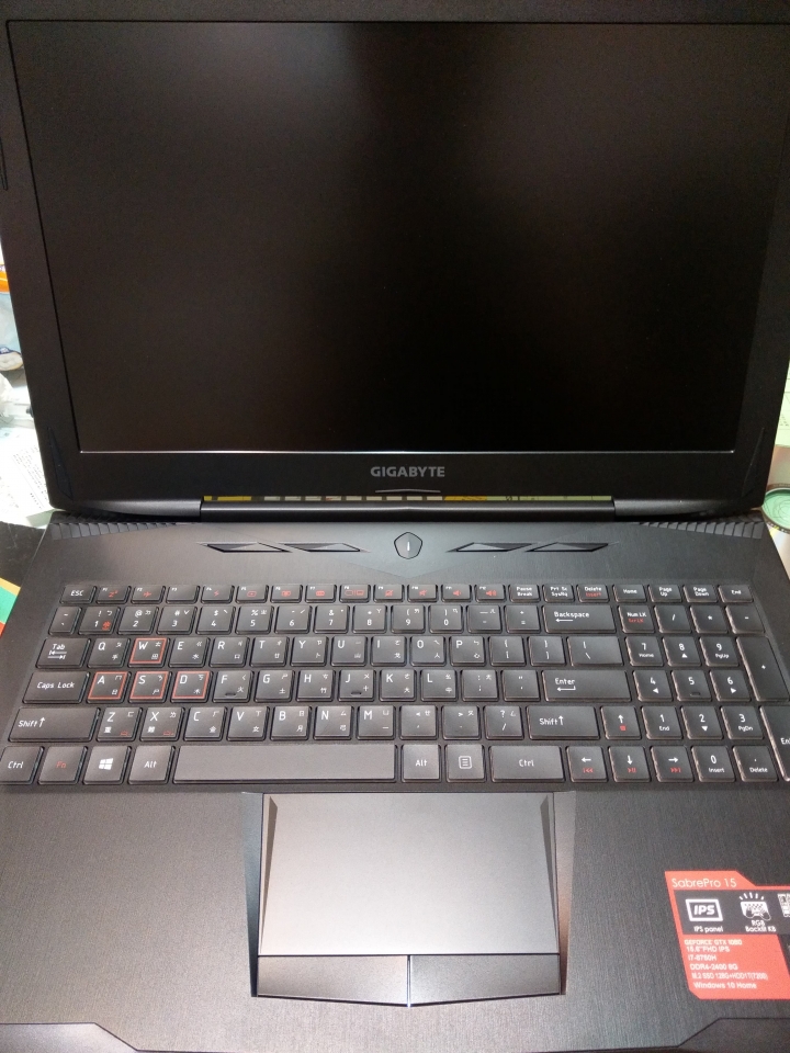 【第一次開箱】 GIGABYTE SabrePro 15