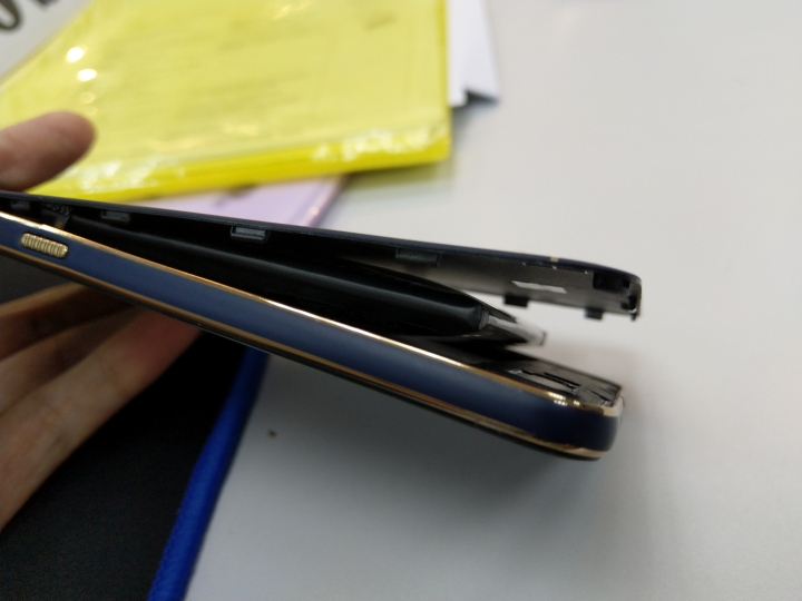 HTC Desire 10 pro 電池突然膨脹