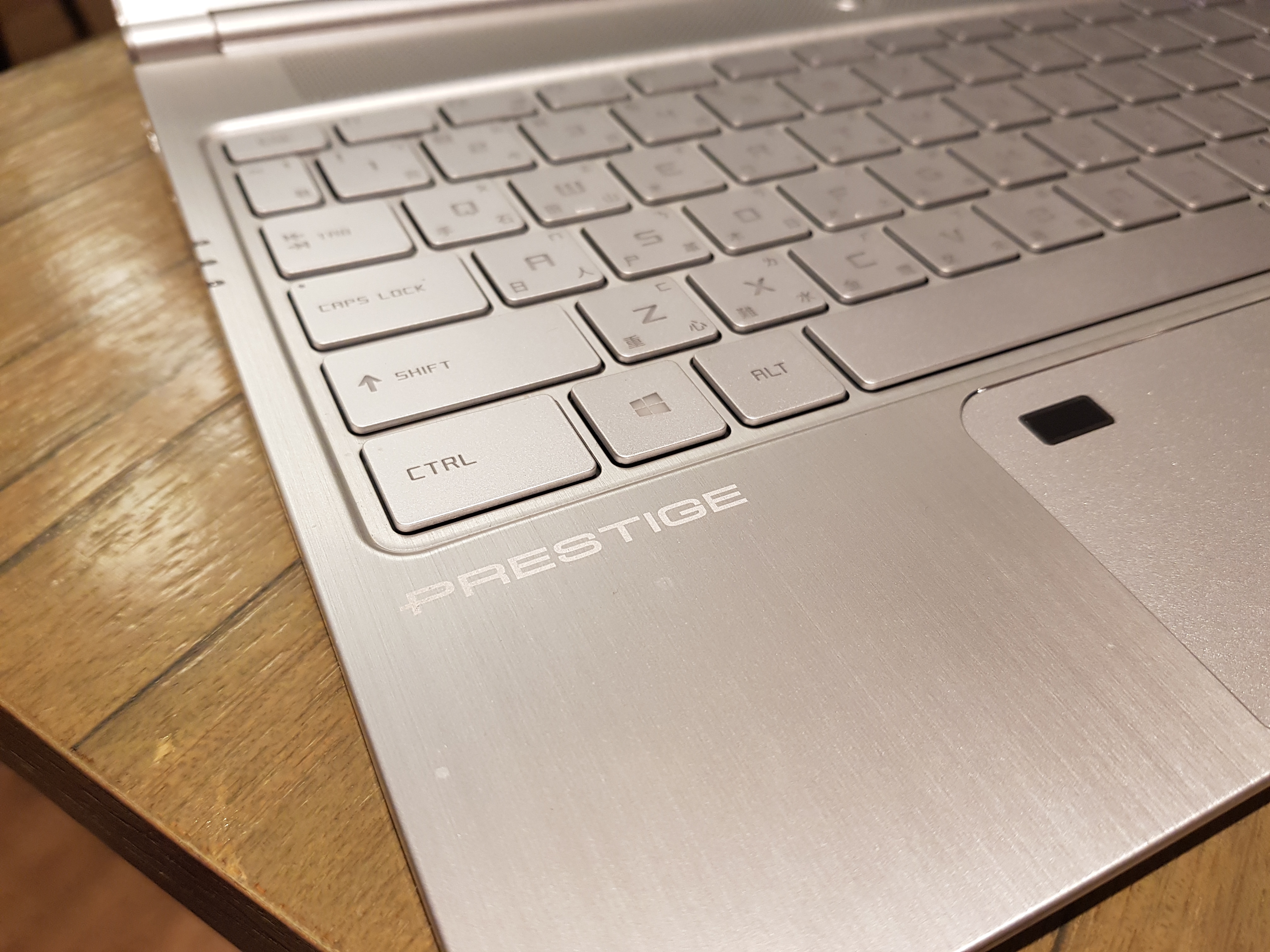 【小宅開箱】【閒聊】MSI PS42 輕薄型筆電，時尚金屬外皮下隱藏未知的性能！
