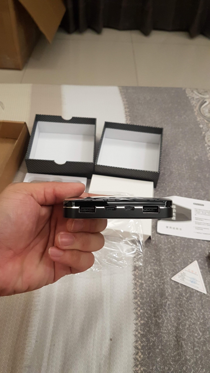 20000mAh迷你行動電源 開箱文(實際上是抱怨文)