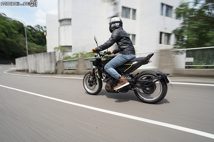HUSQVARNA SVARTPILEN 401-不僅加速隨傳隨到,大手油門時前輪甚至蠢蠢欲動想擺脫地心引力,對於熟悉車輛的人來說非常過癮 HUSQVARNA SVARTPILEN 401-不僅加速隨傳隨到,大手油門時前輪甚至蠢蠢欲動想擺脫地心引力,對於熟悉車輛的人來說非常過癮