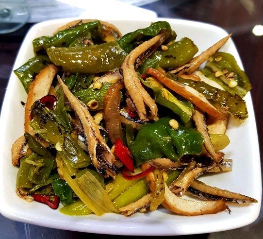 苗栗頭份中央路[快炒/合菜]迎客樓中式餐廳頭份店食記~ 快炒不錯吃~ 口味偏重些~ 在大酒堡的隔壁