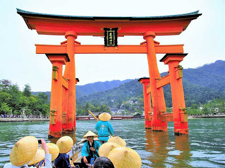 親臨令人嚮往的「海上大鳥居」！搭渡舟從海上參拜滿潮時的嚴島神社