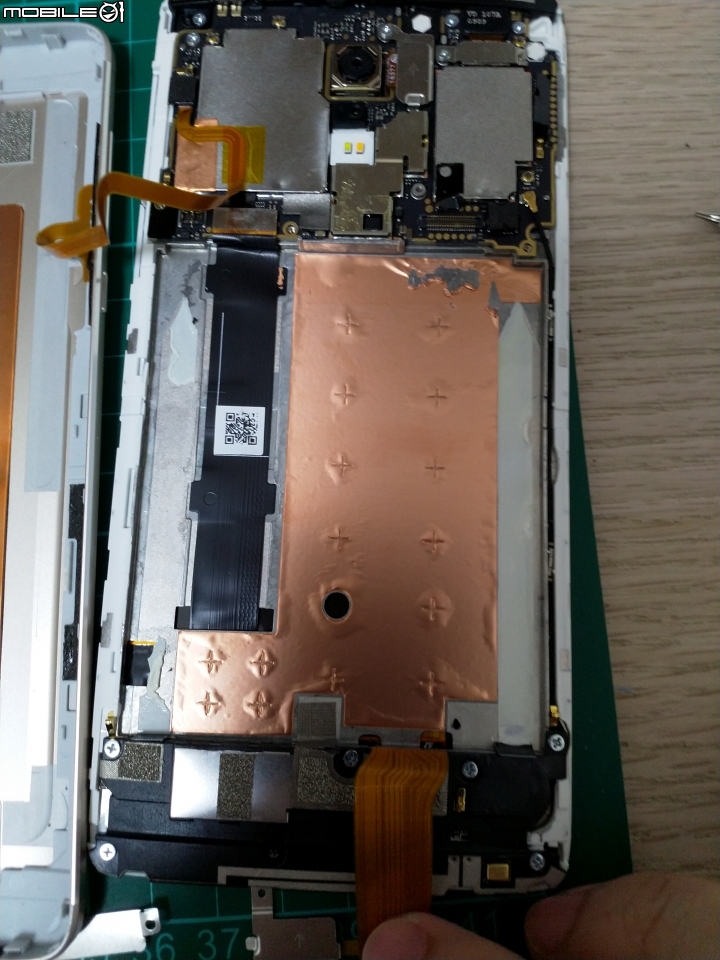 把退役的Sharp Z2 不怕死的業餘換電池(成功