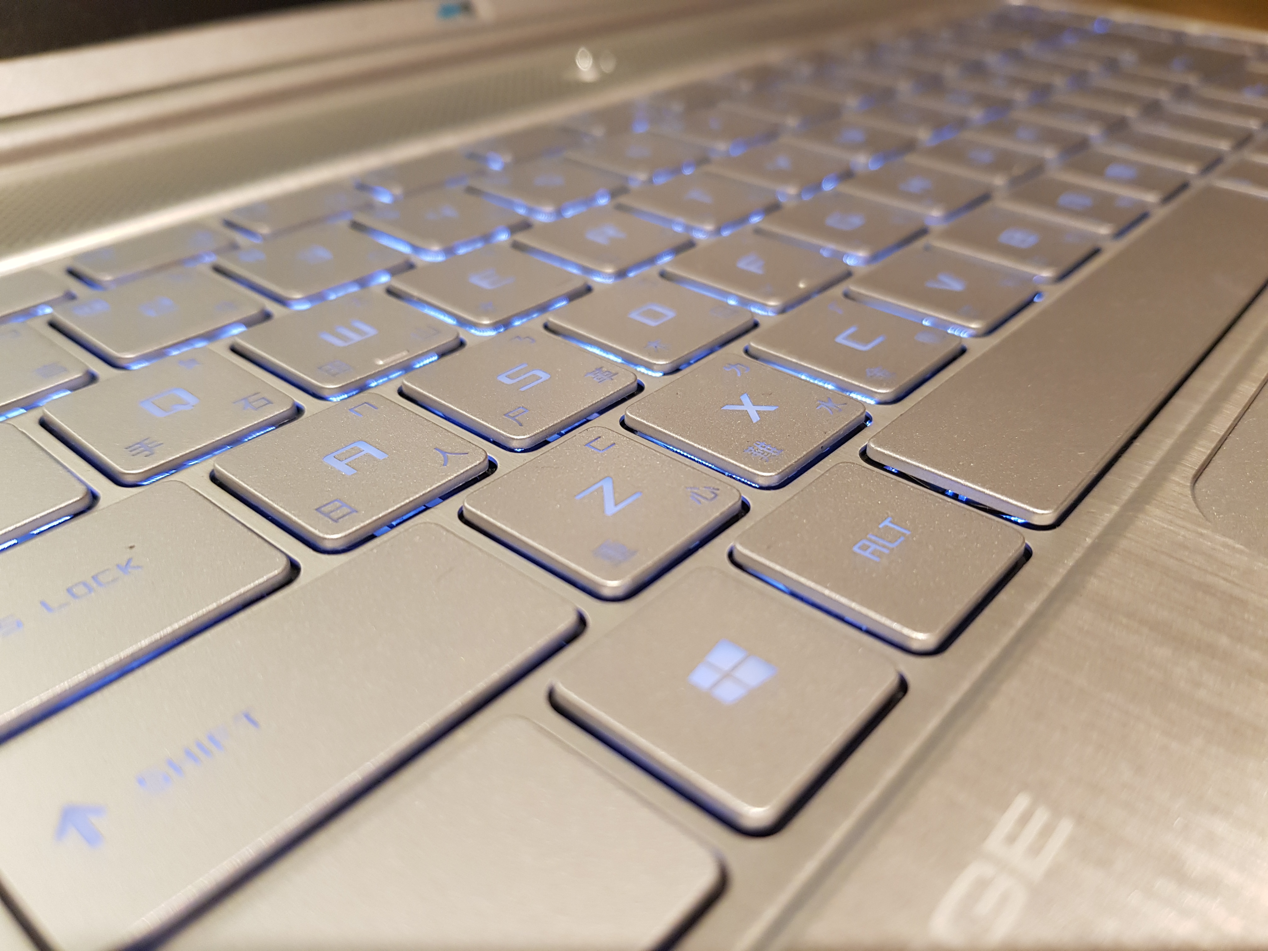 【小宅開箱】【閒聊】MSI PS42 輕薄型筆電，時尚金屬外皮下隱藏未知的性能！