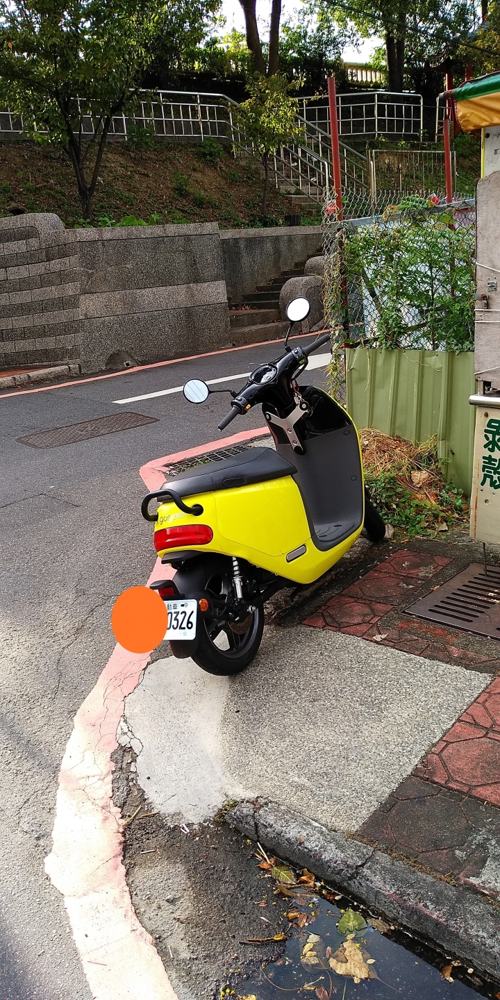 這車已停在此地5天了，鑰匙還掛在龍頭上