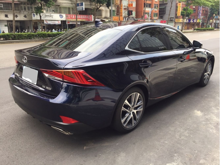 少見的LEXUS IS300深蘊藍交車