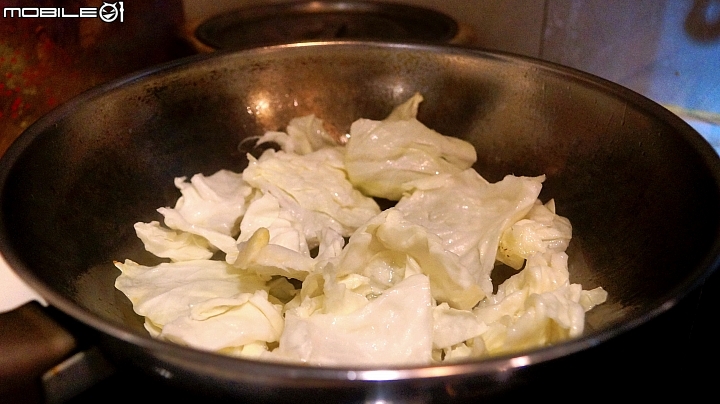 小宅假日的男子漢料理，農心浣熊香辣海鮮炒烏龍