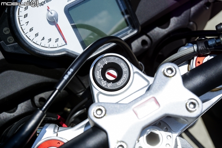 aprilia Tuono V4 RR 試駕 跑車靈魂裸裝上路