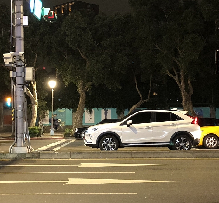 因為有她所以我有了Eclipse cross
