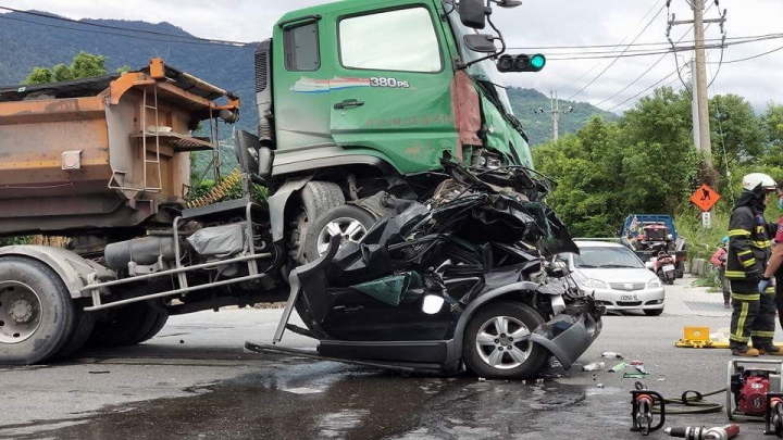 福特休旅車被夾扁了